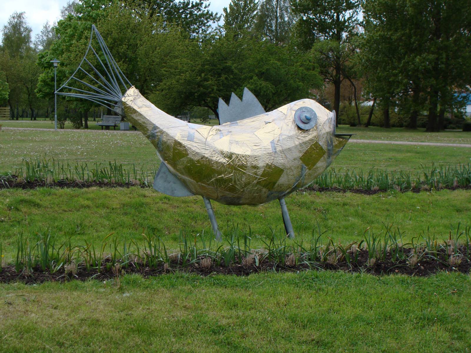 Смотреть фото Фигура рыбы в городском парке Вентспилса