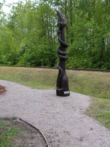 Скульптурный столб из дерева в парке Вентспилса