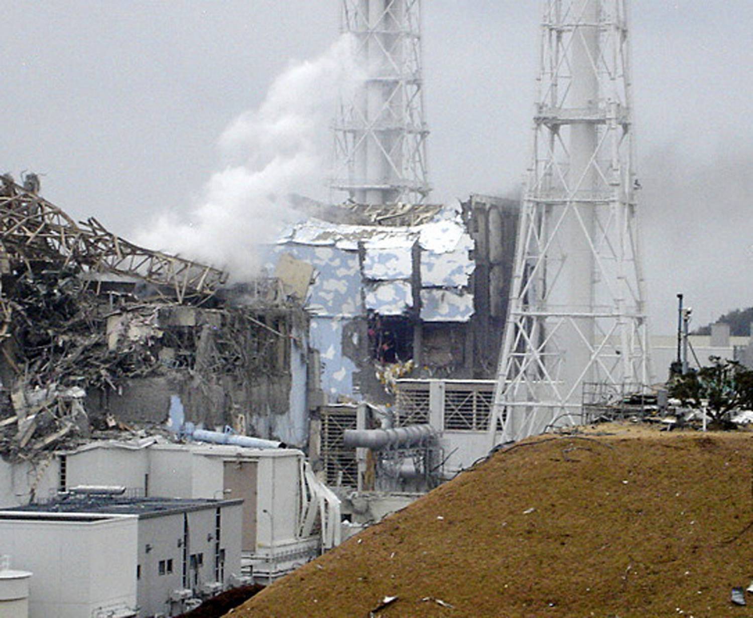 Атомную станцию "Фукусима" будут обеззараживать роботы