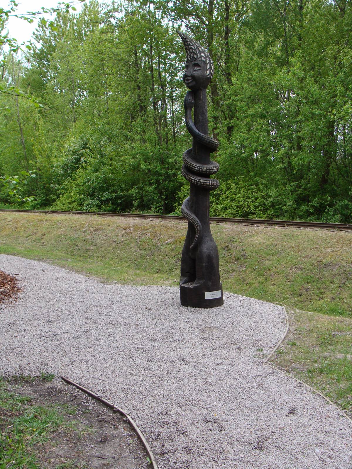 Смотреть фото Скульптурный столб из дерева в парке Вентспилса